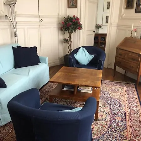 Apartment Le 35 Rue Coquilliere With Airport Pick-up Service